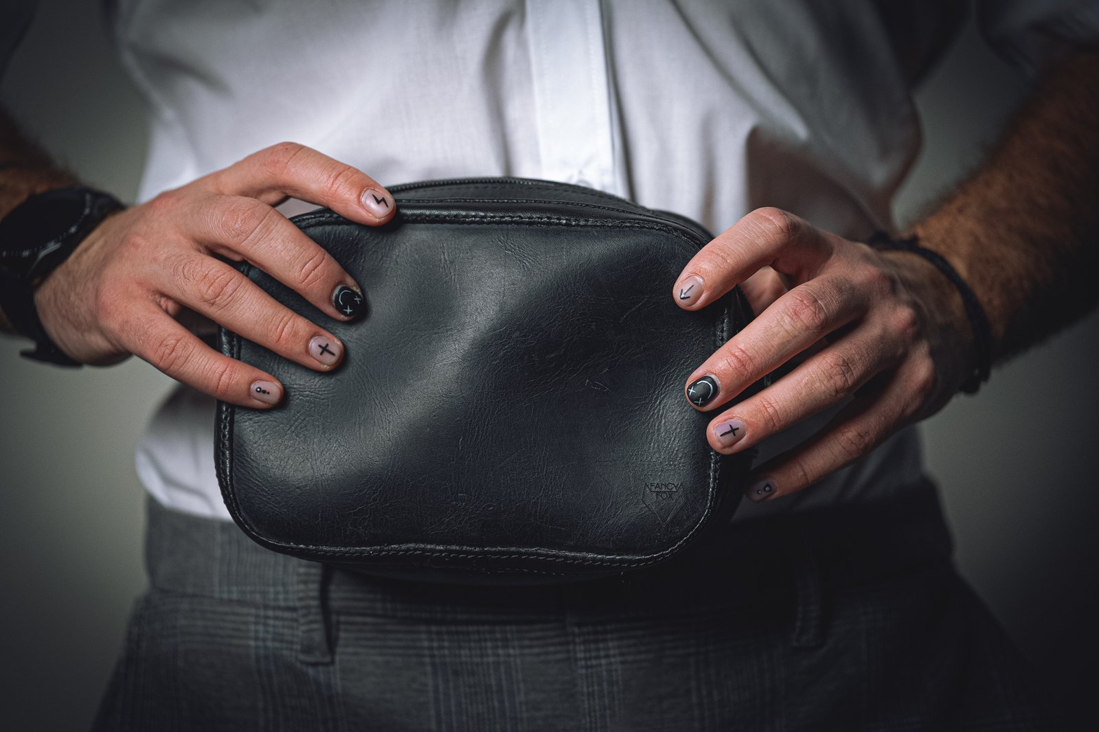 Natūralios odos rankų darbo vyriška maža rankinė VETULUS– FancyFox.lt