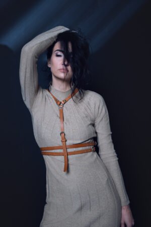 Natūralios odos rankų darbo kūno diržas CHAMA – FancyFox.lt