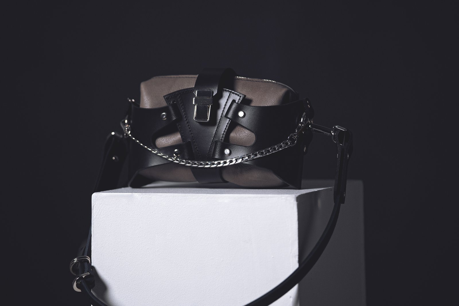 Natūralios odos rankų darbo maža rankinė MACROTIS-FancyFox.lt